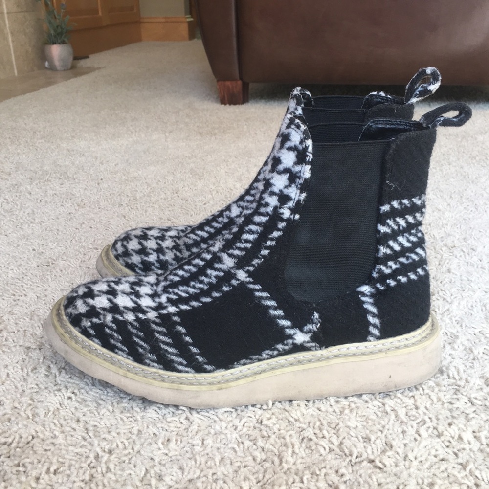 Universal Thread Plaid Chelsea Boot